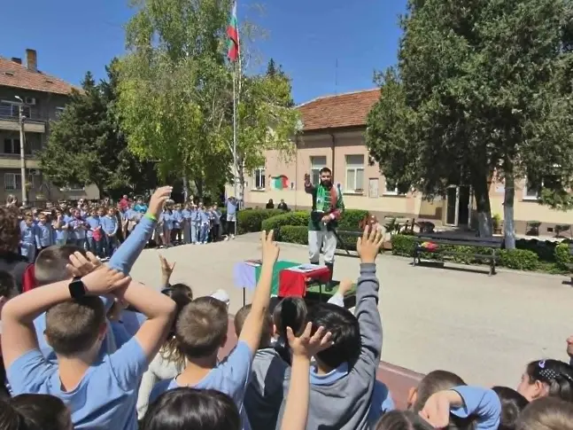 Вдъхновяващ урок по родолюбие събра учениците на НУ „Христо Ботев“ в Плевен