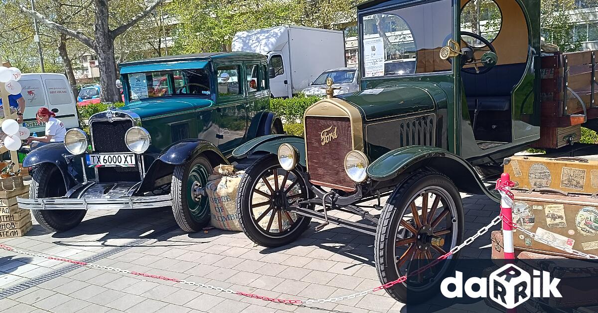 Близо 300 ретро автомобили и мотоциклети участваха в почетния парад