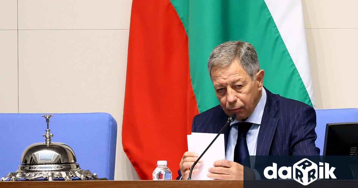 Най възрастният присъстващ народен представител Румен Миланов от Прогресивна България откри