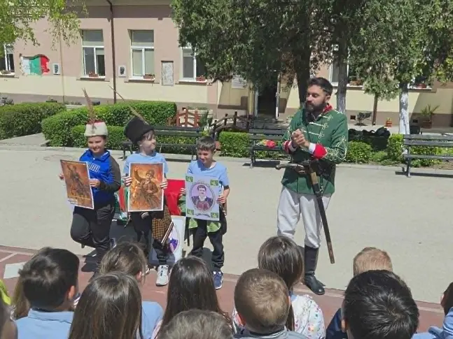 Вдъхновяващ урок по родолюбие събра учениците на НУ „Христо Ботев“ в Плевен