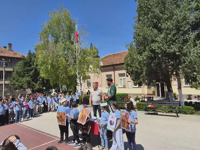  Вдъхновяващ урок по родолюбие събра учениците на НУ „ Христо Ботев “ в Плевен 