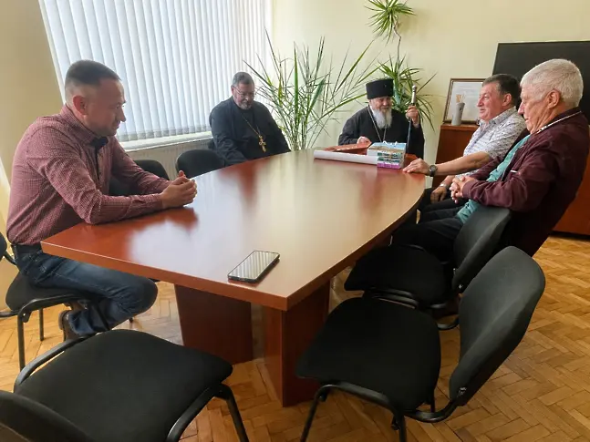 Работна среща между Великотърновския митрополит Григорий и кмета на Община Гулянци Лъчезар Яков