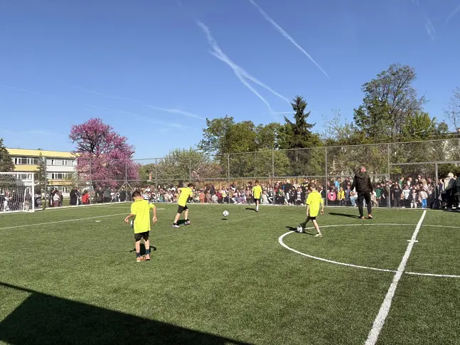 Откриха новото спортно игрище  в НУ “Иван Вазов” -Враца