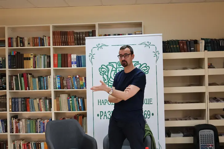 Васил Попов представи новия си роман „Аждер“ във Враца