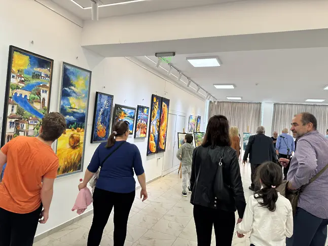Изложба живопис и керамика на Радостина Войнова украси изложбена зала в Младежки дом Враца