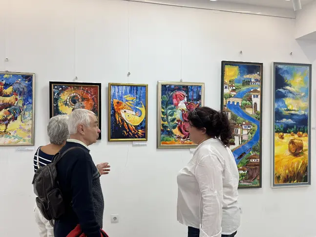 Изложба живопис и керамика на Радостина Войнова украси изложбена зала в Младежки дом Враца