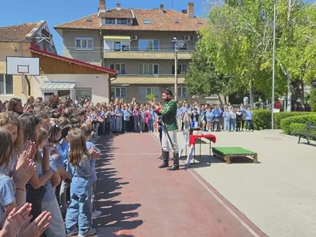 Вдъхновяващ урок по родолюбие събра учениците на НУ „Христо Ботев“ в Плевен