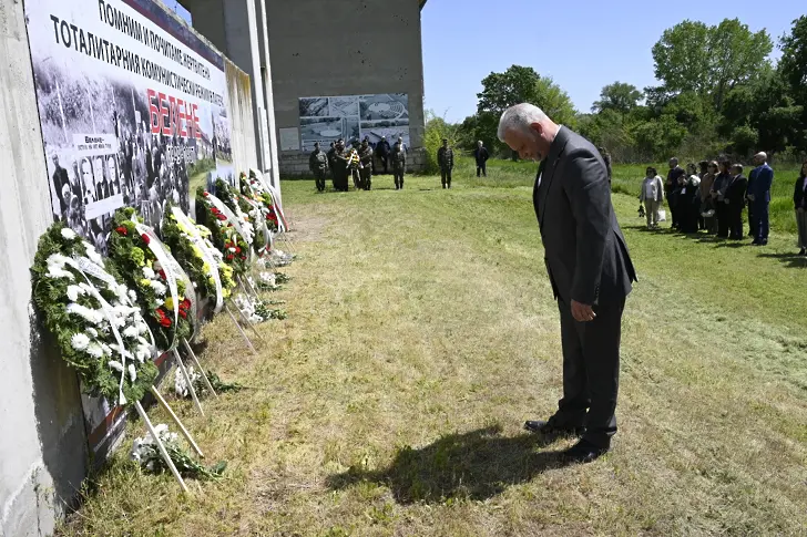 Вътрешният министър Емил Дечев отдаде почит на жертвите и репресираните, преминали през лагера „Белене“