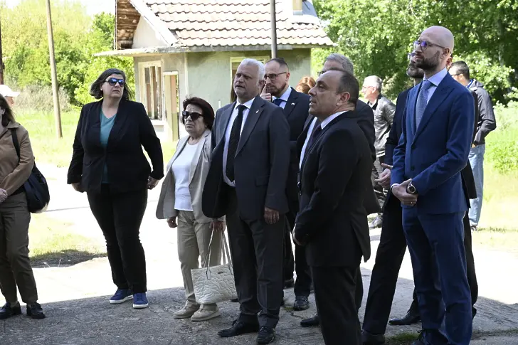 Вътрешният министър Емил Дечев отдаде почит на жертвите и репресираните, преминали през лагера „Белене“