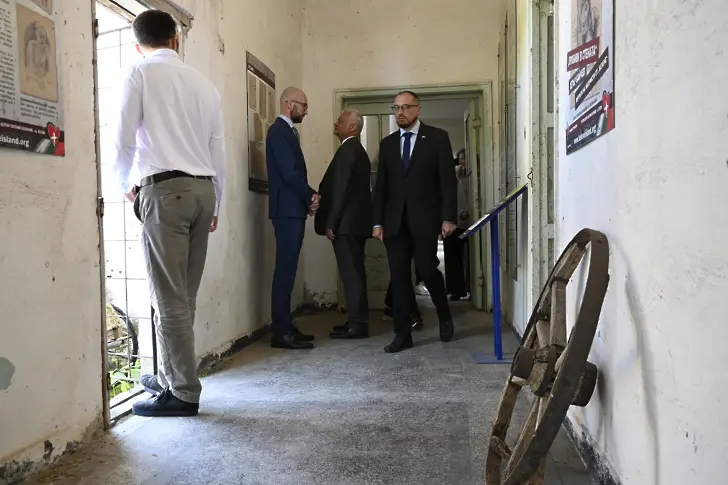 Вътрешният министър Емил Дечев отдаде почит на жертвите и репресираните, преминали през лагера „Белене“