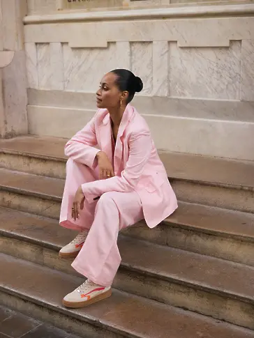 Естетиката на 90-те. Защо „ballet sneakers“ са най-горещият тренд на 2026?