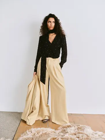 Естетиката на 90-те. Защо „ballet sneakers“ са най-горещият тренд на 2026?