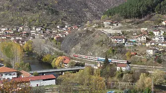 Заради ремонт в сряда и четвъртък ще бъде затворен за движение жп прелезът в района на гара Зверино