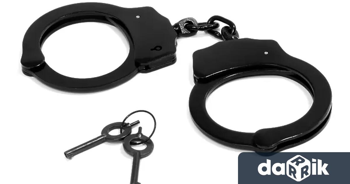 На 29 април около 22 35 часа в село Градина полицаи