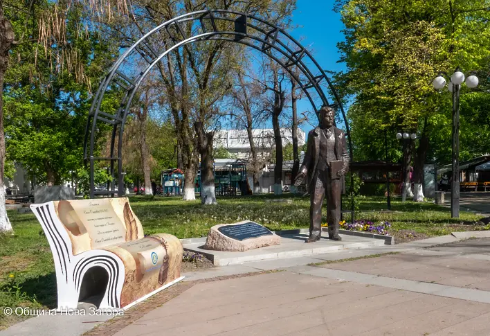 Нова Загора с нова придобивка: Скамейка „отворена книга“ в чест на Стоян Омарчевски