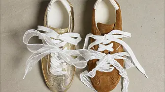 Естетиката на 90-те. Защо „ballet sneakers“ са най-горещият тренд на 2026?