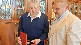 Община Плевен с отличие за 80-годишния юбилей на писателя Марин Георгиев