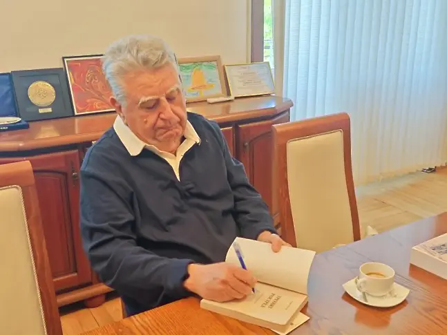 Община Плевен с отличие за 80-годишния юбилей на писателя Марин Георгиев