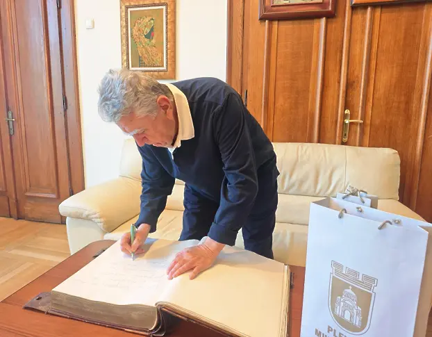 Община Плевен с отличие за 80-годишния юбилей на писателя Марин Георгиев