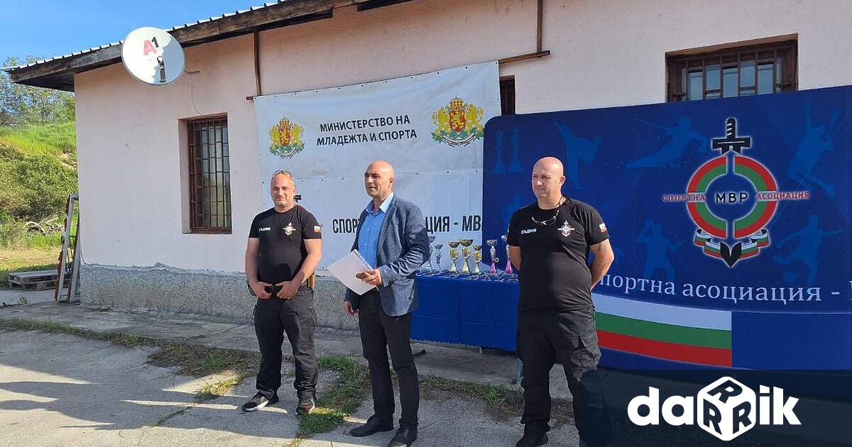 В традиционния турнир участват отбори от различни структурни подразделения на