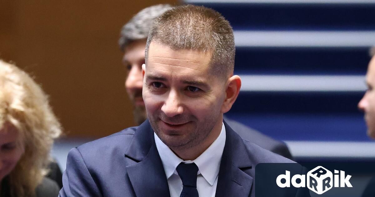 Уверявам ви че кабинета като го видите ще разберете защо