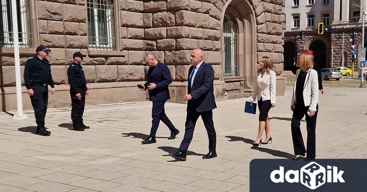 Представители на ГЕРБ – СДС пристигнаха в президентската институция за