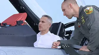 Гюров в ролята на пилот: Премиерът разгледа изтребителите F-16 отблизо 