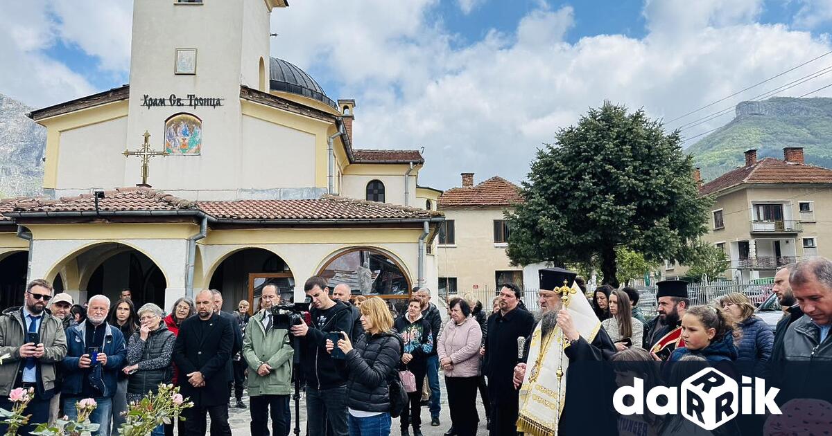 Враца сведе глава в памет на жертвите от трагичното наводнение