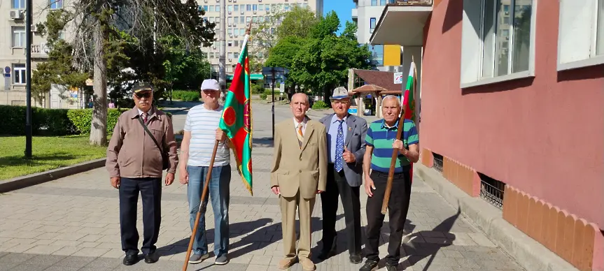 Военен клуб-Плевен и военно-патриотичните съюзи в Плевен уважиха празника на Българската армия/СНИМКИ/
