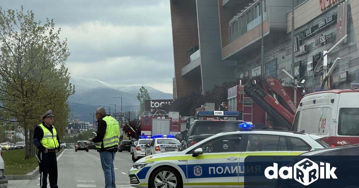 Пожар избухна вмол Парадайс на столичния булевард Черни връх От сградата