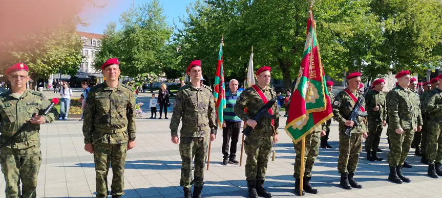 Военен клуб-Плевен и военно-патриотичните съюзи в Плевен уважиха празника на Българската армия/СНИМКИ/