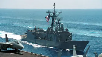 Иран удари американски военен кораб край Ормузкия проток