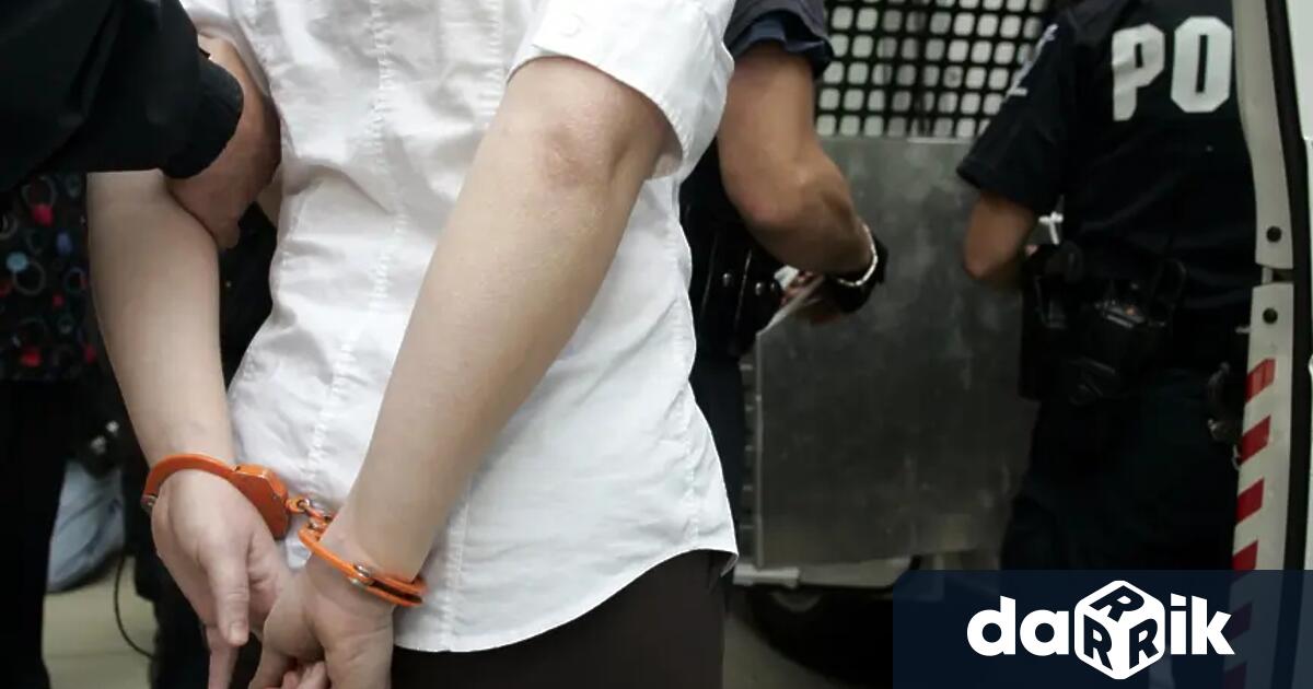 Петима млади мъже са обвинени за участие в схема за