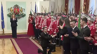 Предложение за брак в Гербовата зала: Доброволци в гвардейски отряд се сгодиха пред президента