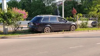 3,40 промила и агресивен: Шофьор се заби в ограждения в Русе (СНИМКИ)