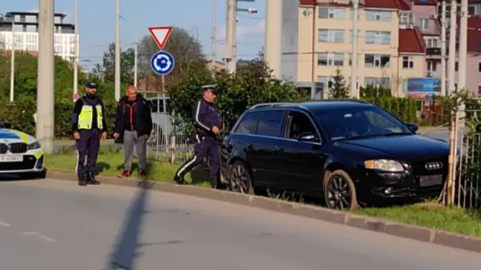 3,40 промила и агресивен: Шофьор се заби в ограждения в Русе (СНИМКИ)