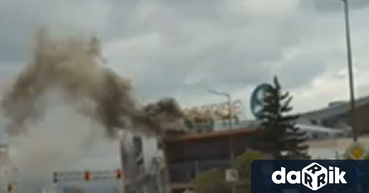 Пожар избухна вмол Парадайс на столичния булевард Черни връх От сградата