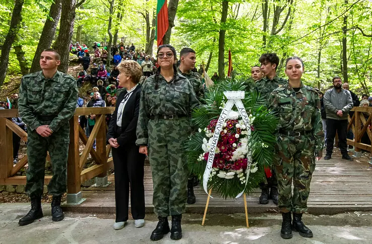 Хиляди минаха по обновената Алея на свободата до местността Оборище