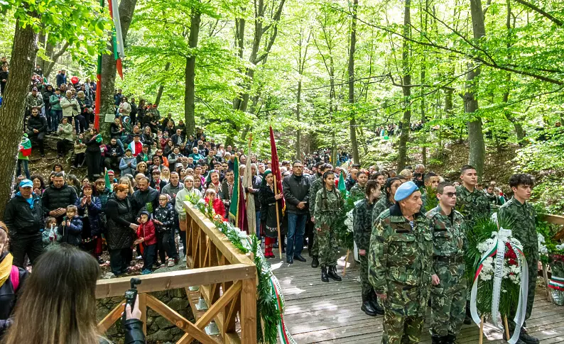 Хиляди минаха по обновената Алея на свободата до местността Оборище