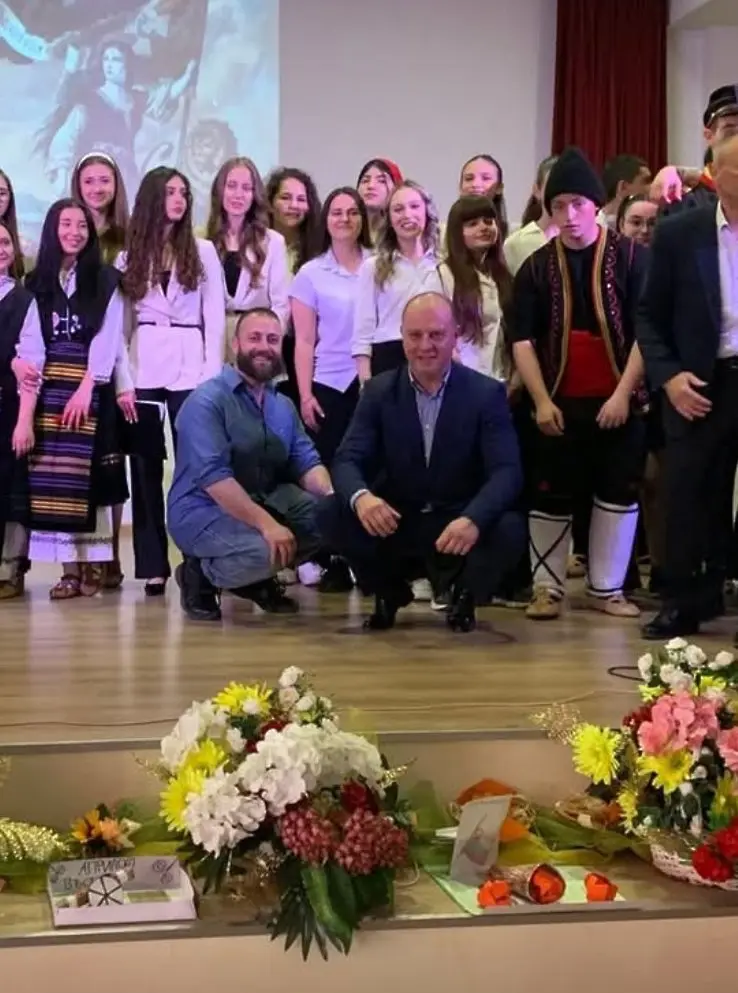 ДФСГ „Интелект“ отбеляза годишнината от Априлското въстание с тържествен спектакъл