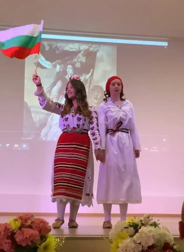 ДФСГ „Интелект“ отбеляза годишнината от Априлското въстание с тържествен спектакъл