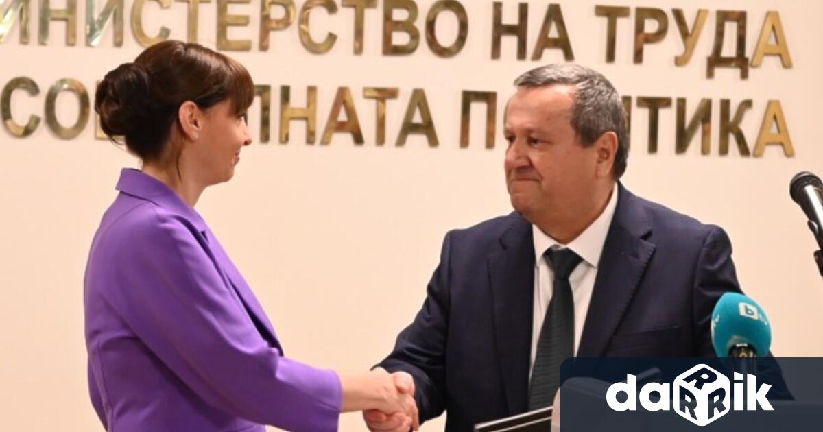 Хасан Адемов предаде папка на Ефремова с девет задачи и