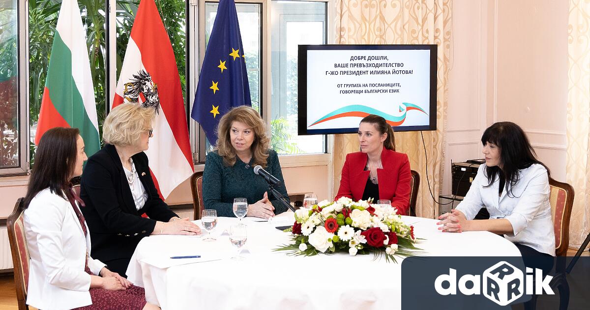 Президентът Илияна Йотова се срещна с посланици говорещи български език