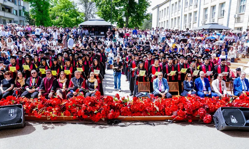 Медицински университет – Плевен дипломира тържествено 88 чуждестранни лекари/СНИМКИ/