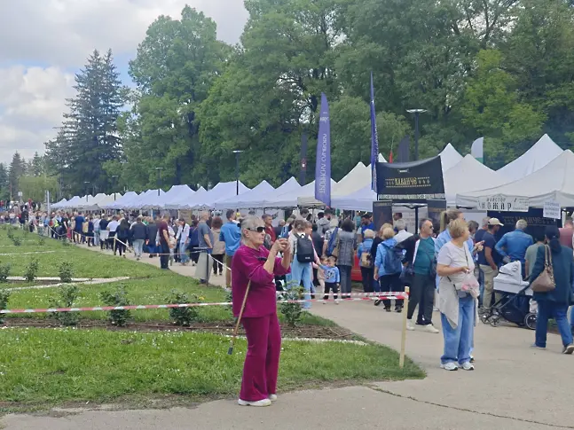 Фермерскят пазар в Плевен изпълни парк "Кайлъка" с посетители/СНИМКИ/