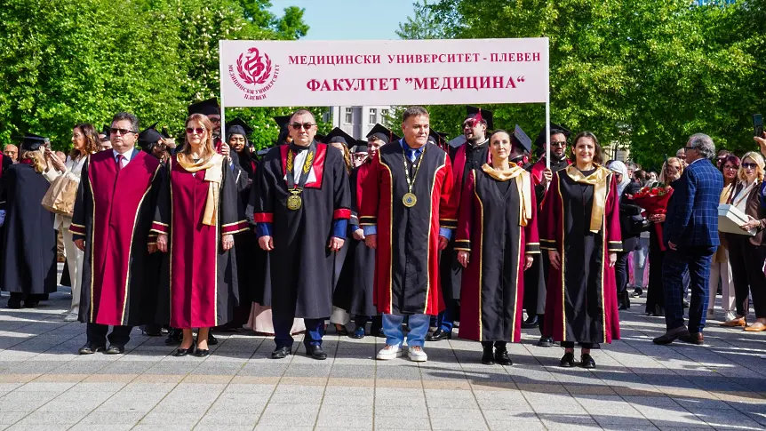  Медицински университет – Плевен дипломира тържествено 88 задгранични лекари/СНИМКИ/ 