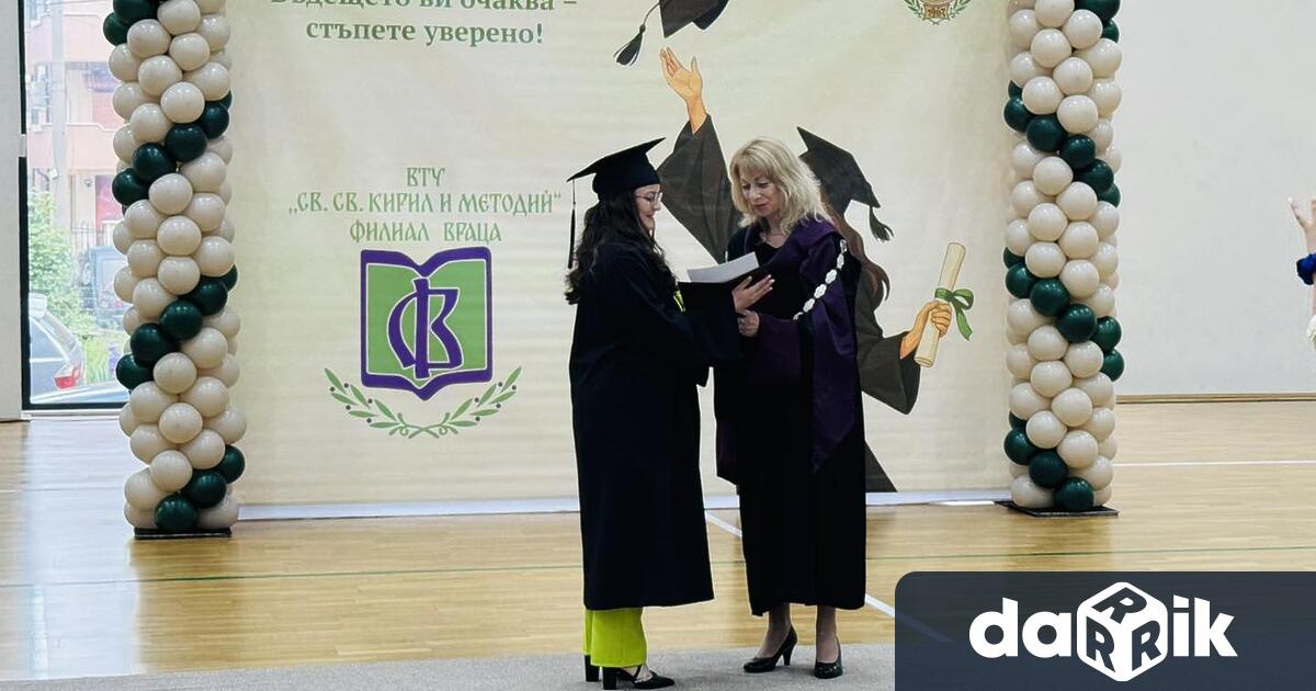 На тържествена церемония бяха официално връчени дипломите на абсолвентите от