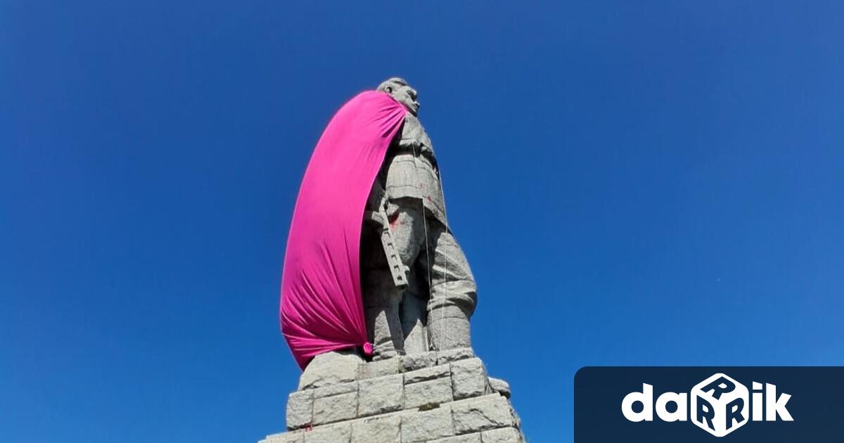 Паметникът на Альоша в Пловдив осъмна с розово наметало Снимките