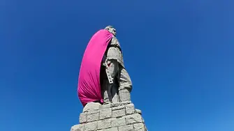 Паметникът на Альоша в Пловдив осъмна с розово наметало