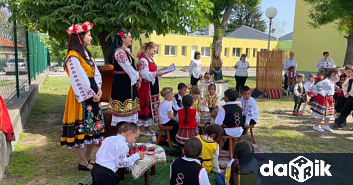 На 8 май празник посветен на Гергьовденсъбра деца родители